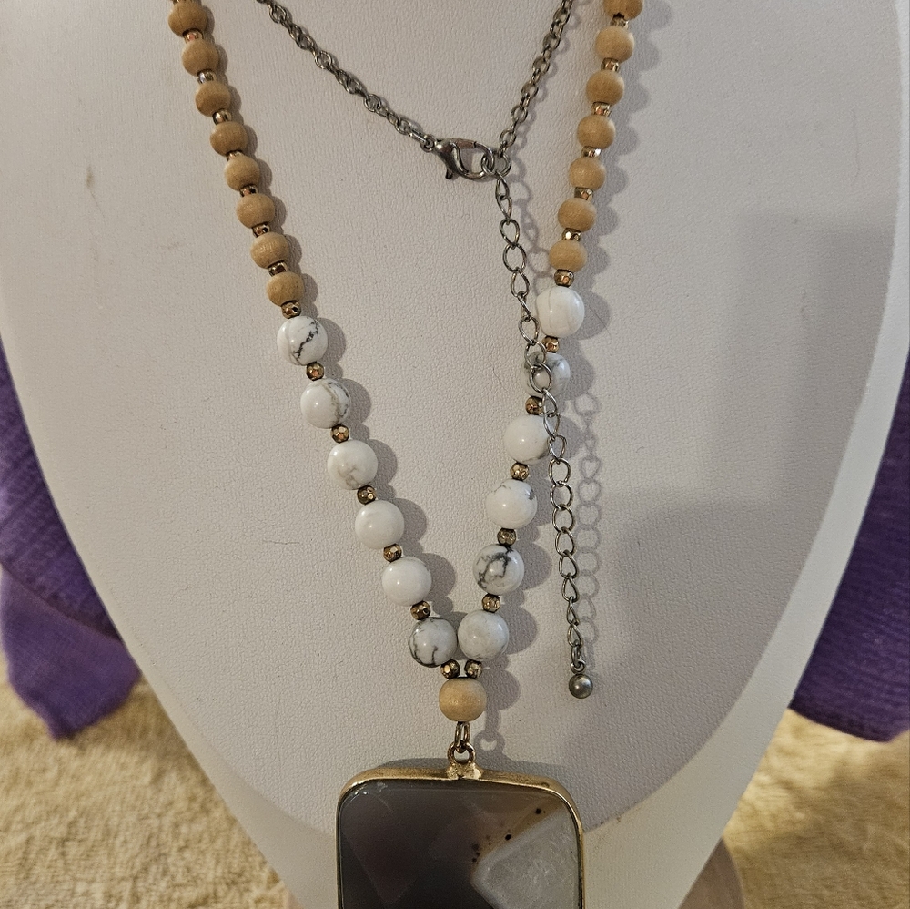 Beautiful Gray and white Agate gold tone framed Necklace with beads - Picture 5 of 17